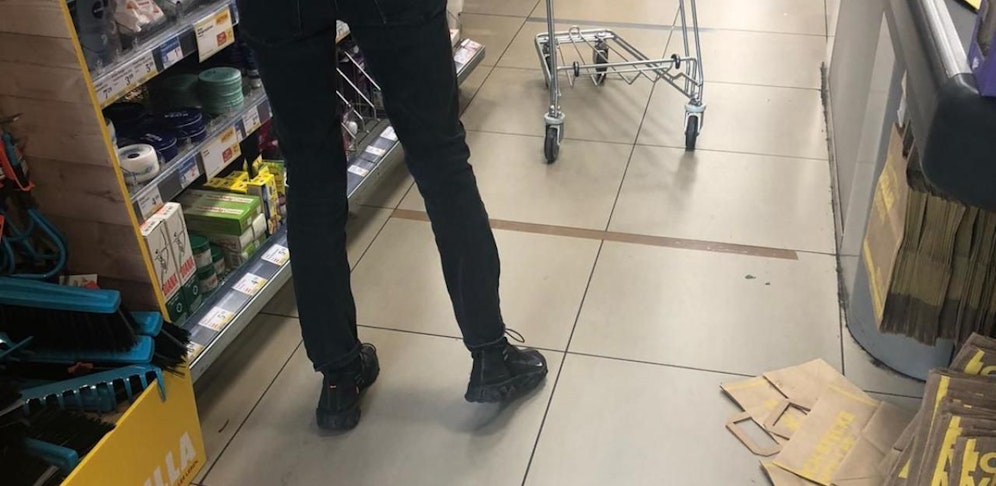 Nun auch in Österreich: Abstand zu den Menschen im Supermarkt am Boden markiert.