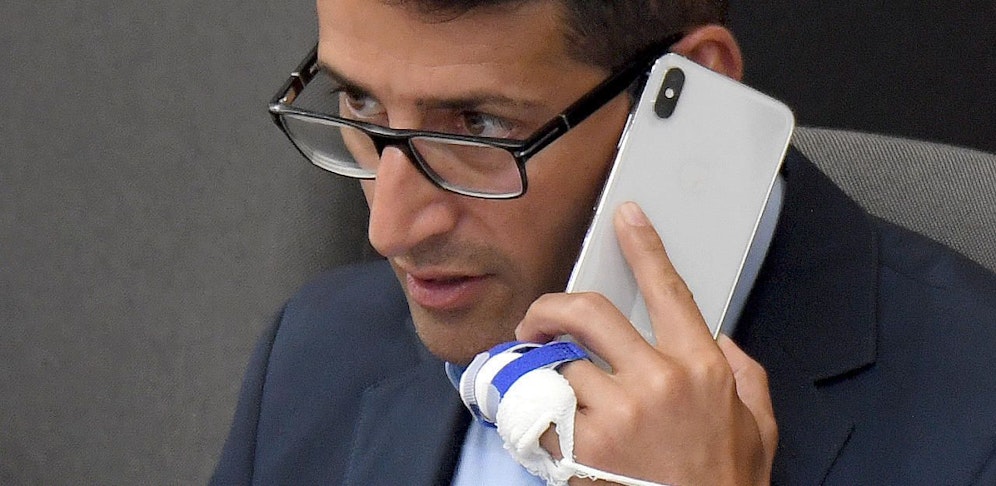 Der Abgeordnete Efgani Dönmez mit Verband im Rahmen einer Sitzung des Nationalrates im Parlamentsausweichquartier in der Hofburg in Wien am Dienstag, 2. Juli 2019.