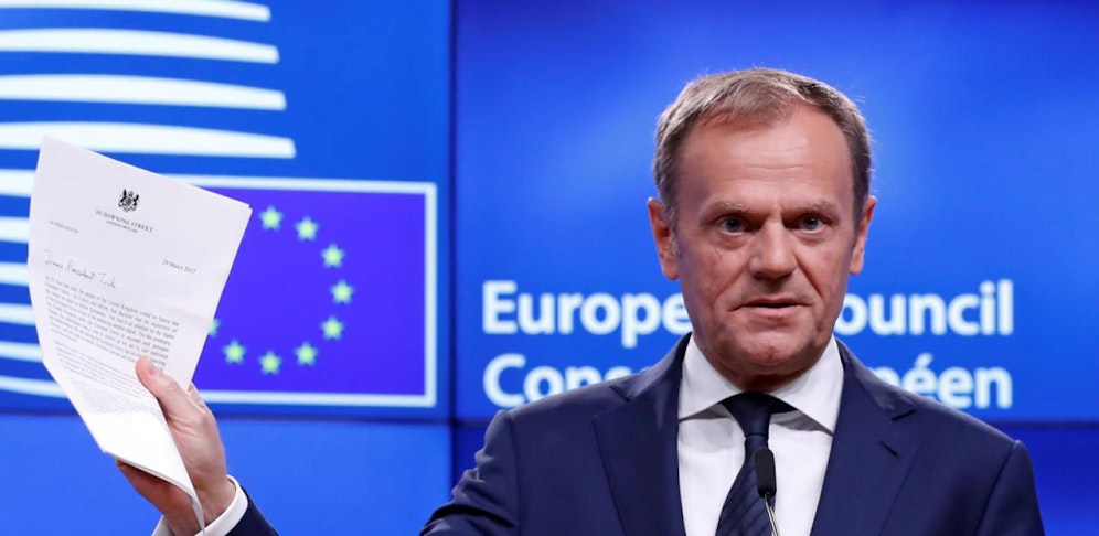 EU-Ratspräsident Donald Tusk nimmt den "Brexit"-Brief entgegen.