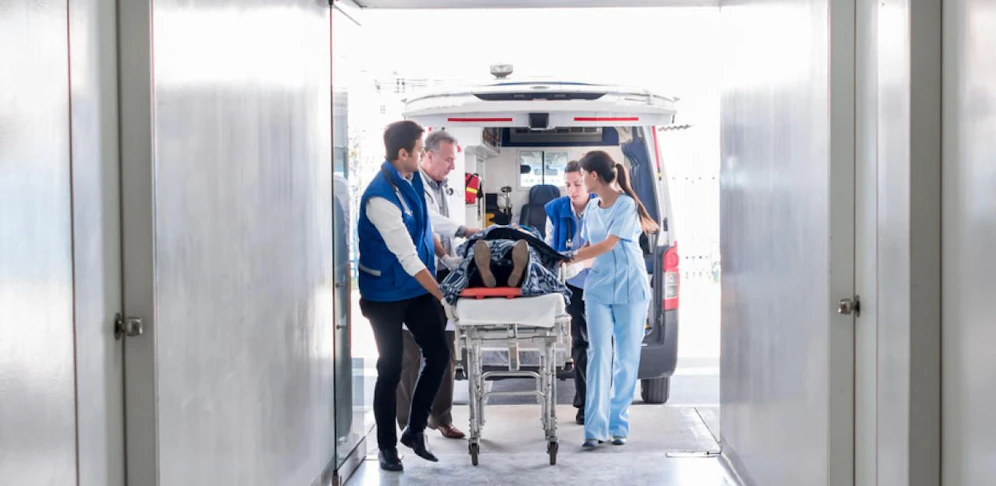 Der Mann wurde mit schweren Beinverletzungen in ein Spital gebracht