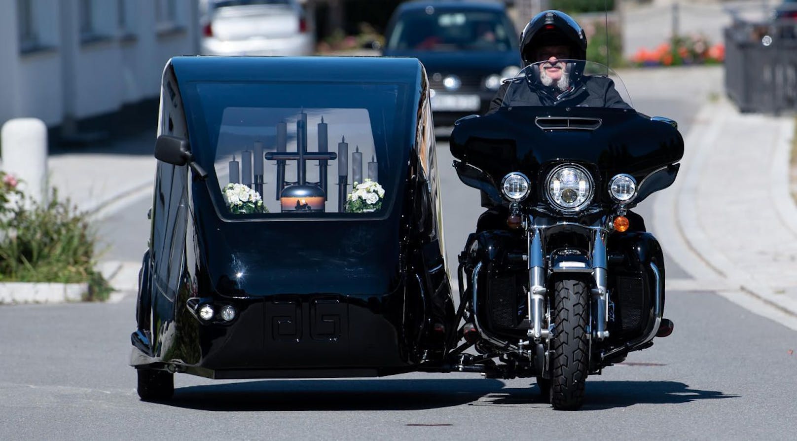 Die Harley Davidson hat im Beiwagerl Platz für einen Sarg.
