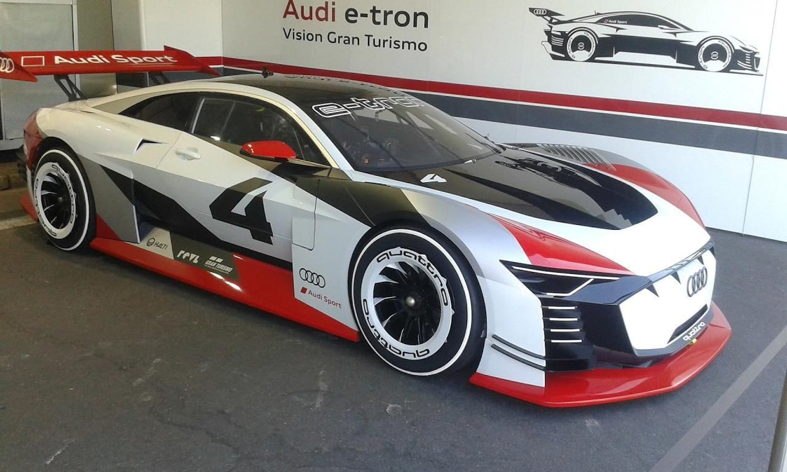 Beim Weltrekordversuch zur größten E-Mobilitätsparade wird auch der vollelektrische Audi e-tron Vision GT zu sehen sein. 
