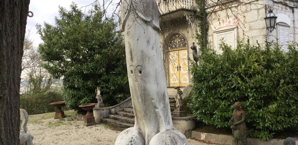 Der Besitzer will die Penis-Skulptur jetzt mit einem Kondom verhüllen lassen. Mit Aufdruck: "Gelobt sei, was hart macht!"