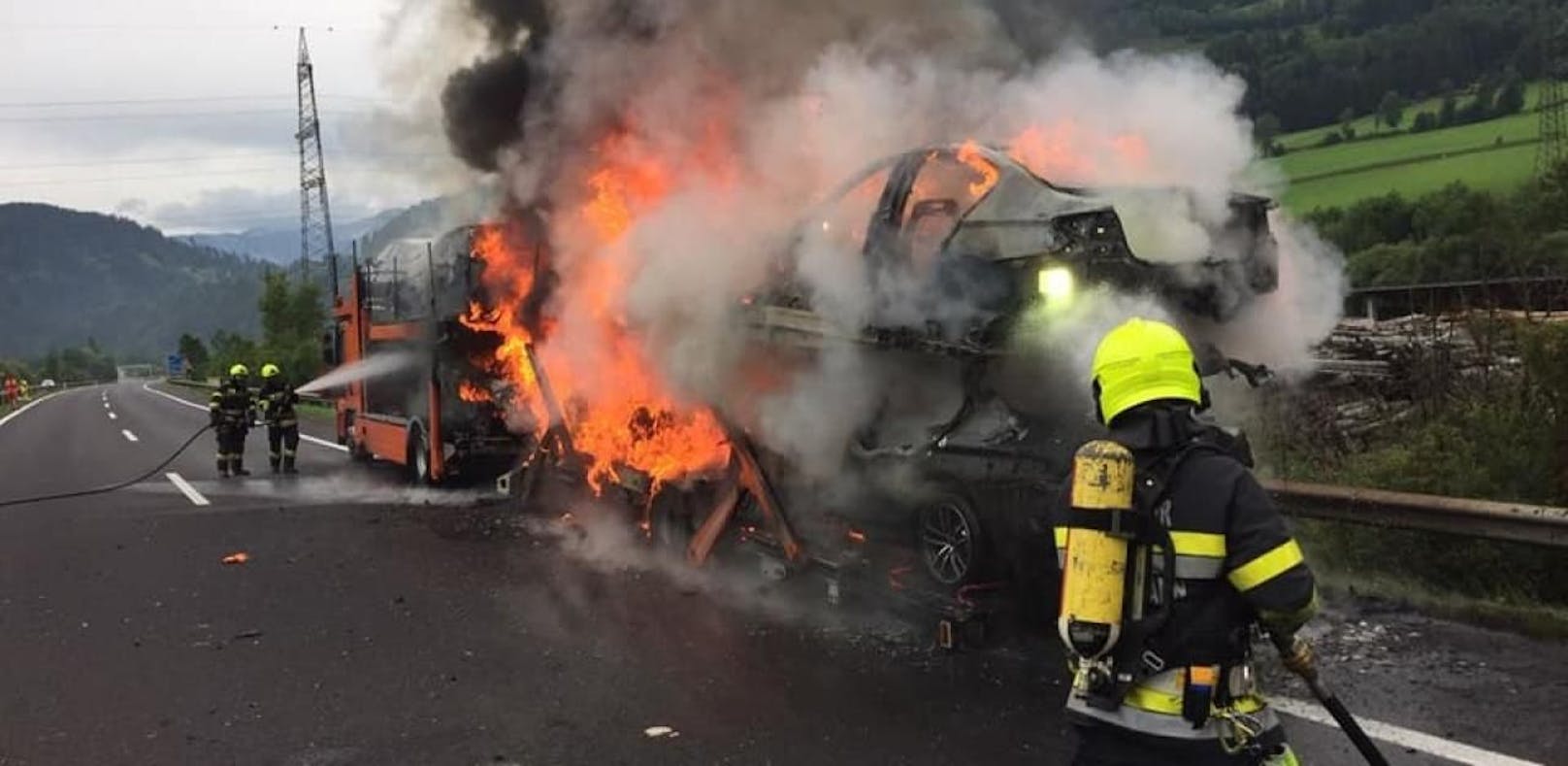 Luxusautos brennen – Feuerwehr-Sirene stürzt ab