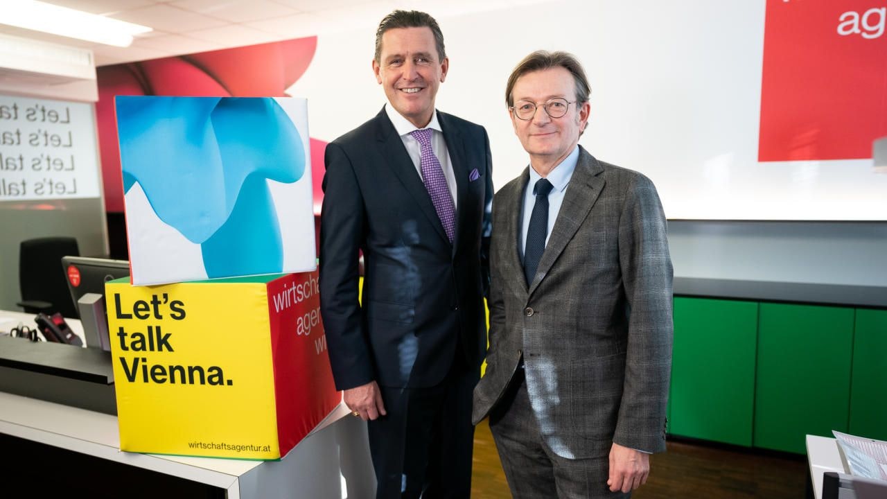 Die Stadt Wien (v.l.: Wirtschaftsstadtrat Peter Hanke und Wirtschaftsagentur Wien-Chef Gerhard Hirczi) wollen die Wiener Grätzlwirtschaft und Digitalisierung fördern. Ein neues Design soll helfen, mehr internationale Firmen nach Wien zu holen. 