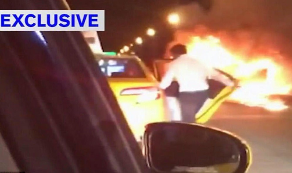 Unfassbar: Im Hintergrund verbrennt seine Freundin, doch Unfallverursacher Saeed A. (23) fährt mit dem Taxi davon. 