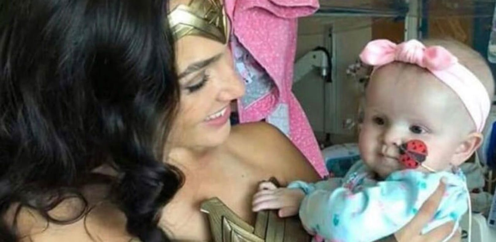 "Wonder Woman" besucht Kinderspital in Drehpause