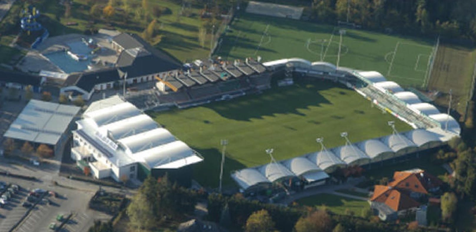 Das Paschinger Waldstadion heißt ab sofort TGW-Arena.