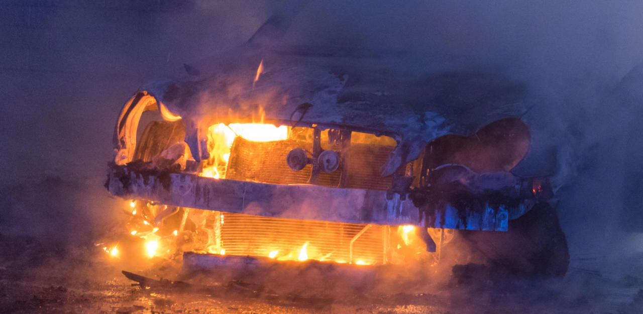 Heute.at - Mercedes fing beim Fahren Feuer, brannte völlig aus