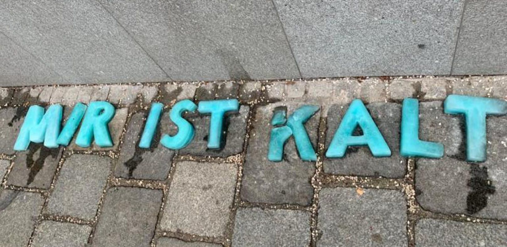 In der Domgasse in Linz wurde ein Schriftzug aus Eis installiert. Was dahinter steckt ist unklar. 