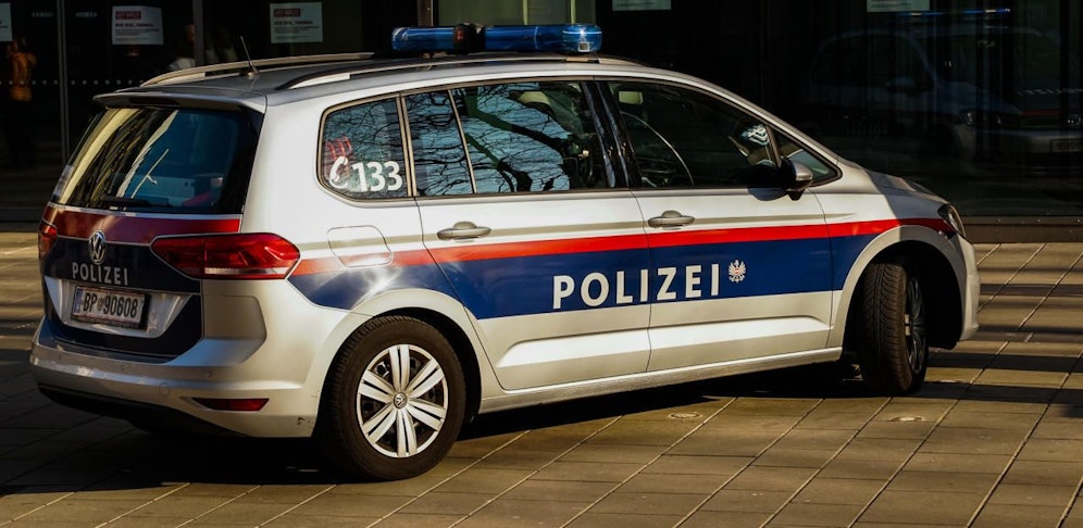 Ein 23-jähriger Mann schlug mit Fäusten auf die Polizisten ein. (Symbolbild)