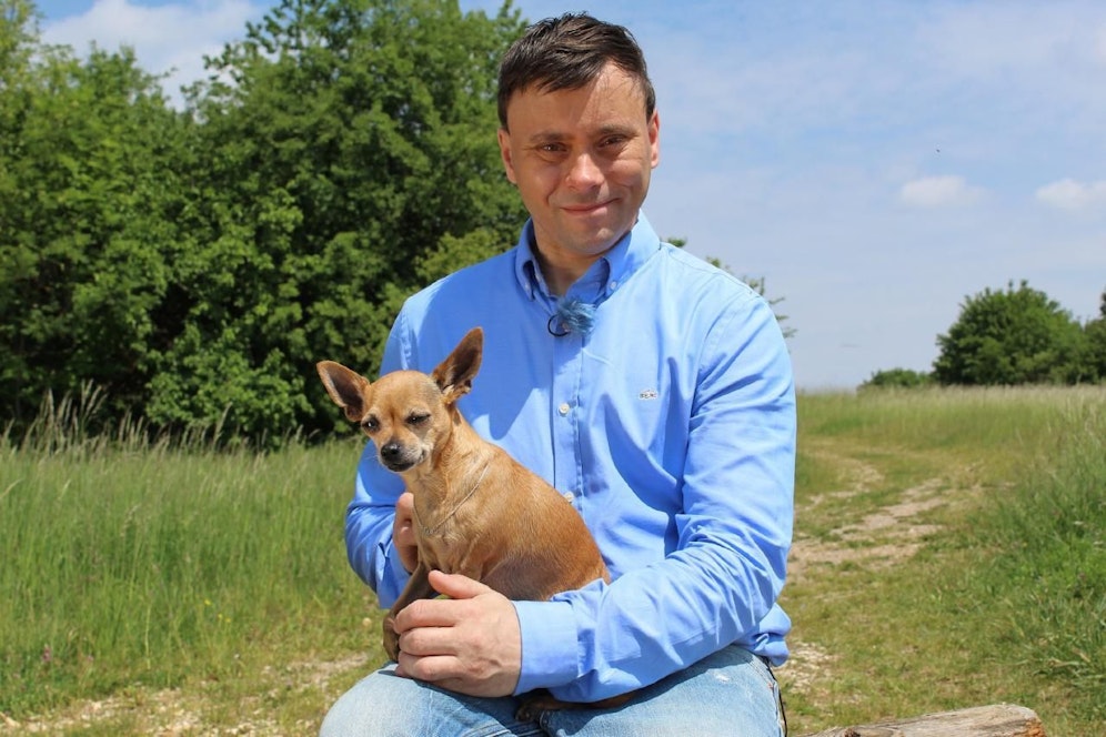 Gabelstaplerfahrer Arno sehnt sich nach einer Partnerin, die er verwöhnen kann und mit der er sein Leben und das seiner Hündin Paris teilen kann.