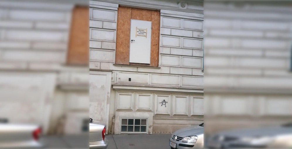 Wieso ist die Tür so weit oben?