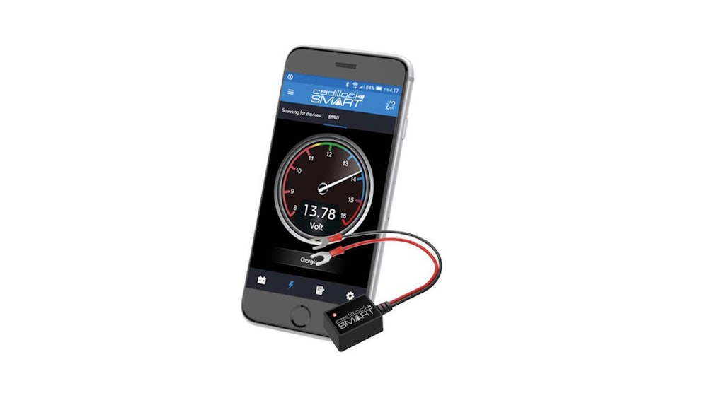 Checkt die Autobatterie via Bluetooth Cadillock Smart. 