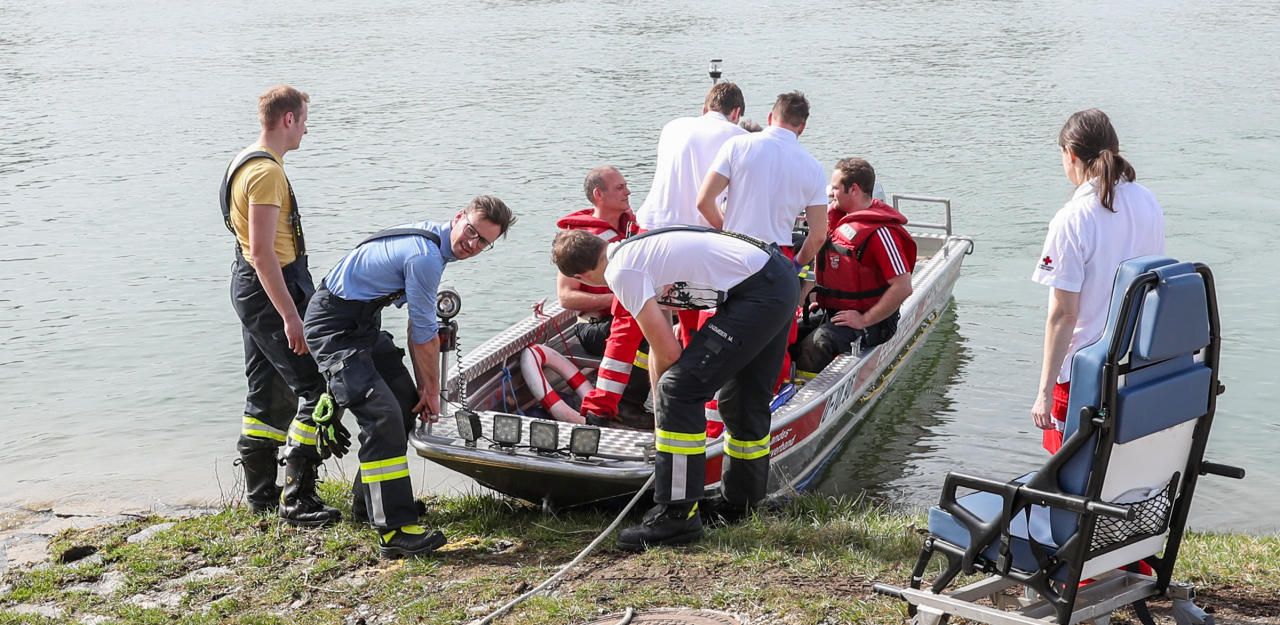 Heute.at - 20 Meter-Sturz über Böschung: Mann gerettet