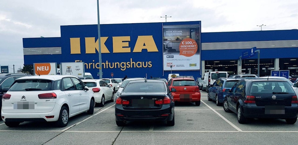 "Heute"-Leserin Yasmine A. knipste diesen frechen Autofahrer vor der Shopping City Süd.