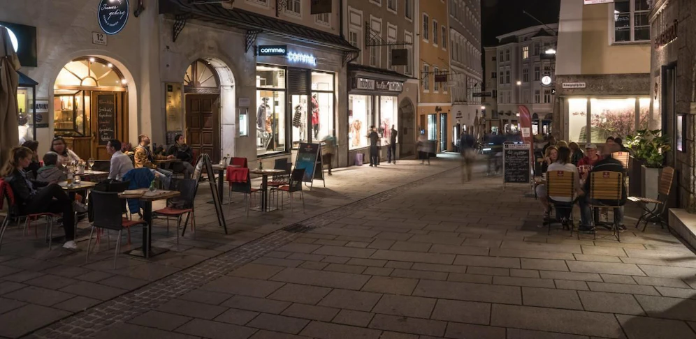 Ein Streit zwischen zwei Betrunkenen in der Salzburger Innenstadt eskalierte.