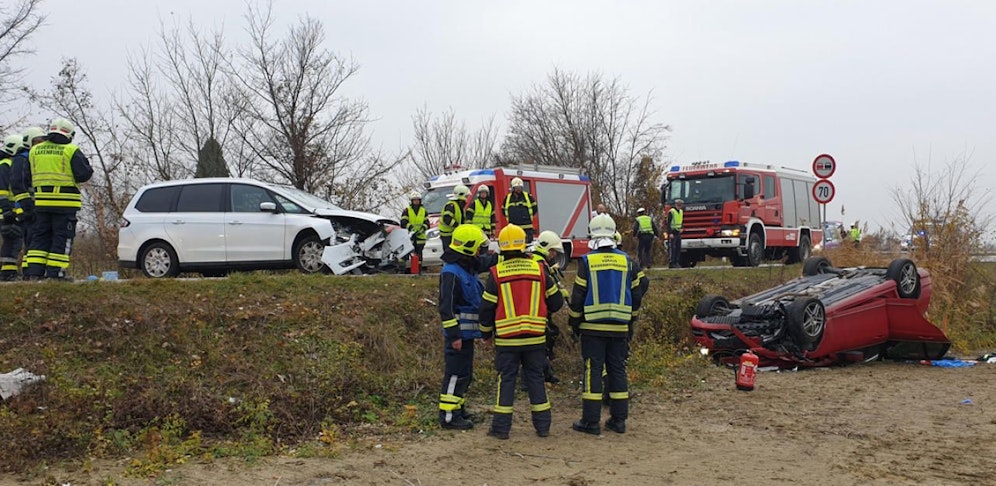 Eines der beiden Auto landete am Dach.