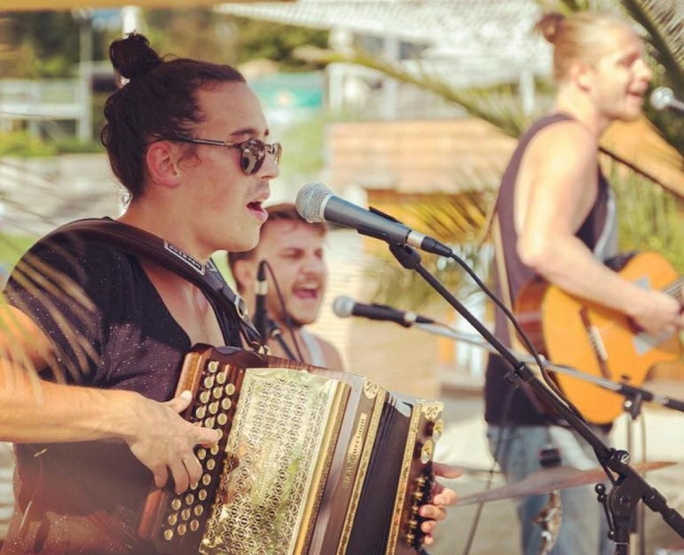 folkshilfe kommt auf das Zipf Air Music Festival.