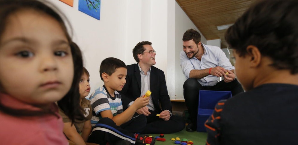 Bildungsstadtrat Jürgen Czernohorszky (links) besuchte mit Mariahilfs Bezirkschef Markus Rumelhart (beide SPÖ) den Kindergarten in der Mittelgasse. 