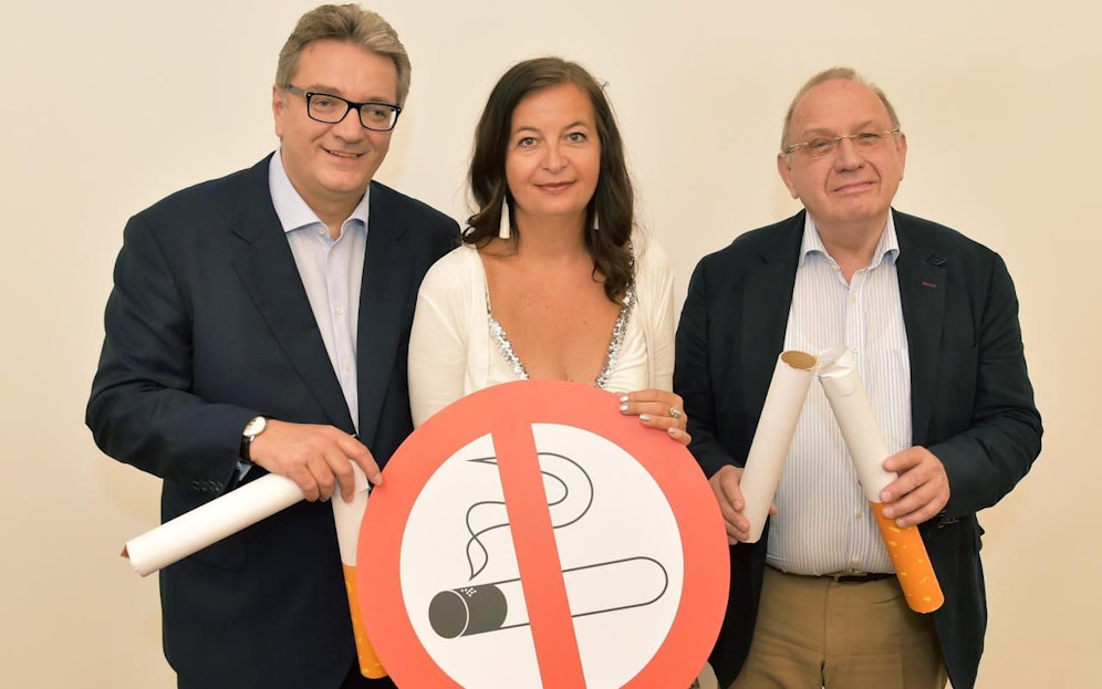 Die Stadt Wien (v.li.: Gesundheitsstadtrat Peter Hacker, Umweltstadträtin Ulli Sima und Verfassungsexperte Bernd-Christian Funk) hatte gegen Raucher-Regelung des Bundes geklagt. (c) PID/Christian Jobst