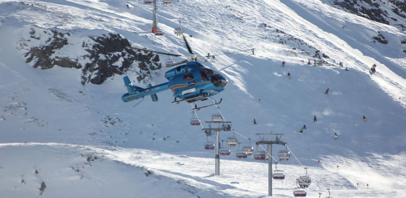 Der Linzer Skifahrer wurde mit dem Hubschrauber ins Spital geflogen.
