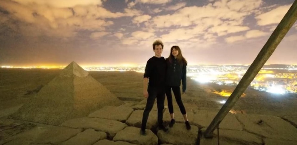 Da sind sie noch angezogen. Doch ein Foto zeigt die beiden kurze Zeit später beim - vielleicht angedeuteten - Sex.