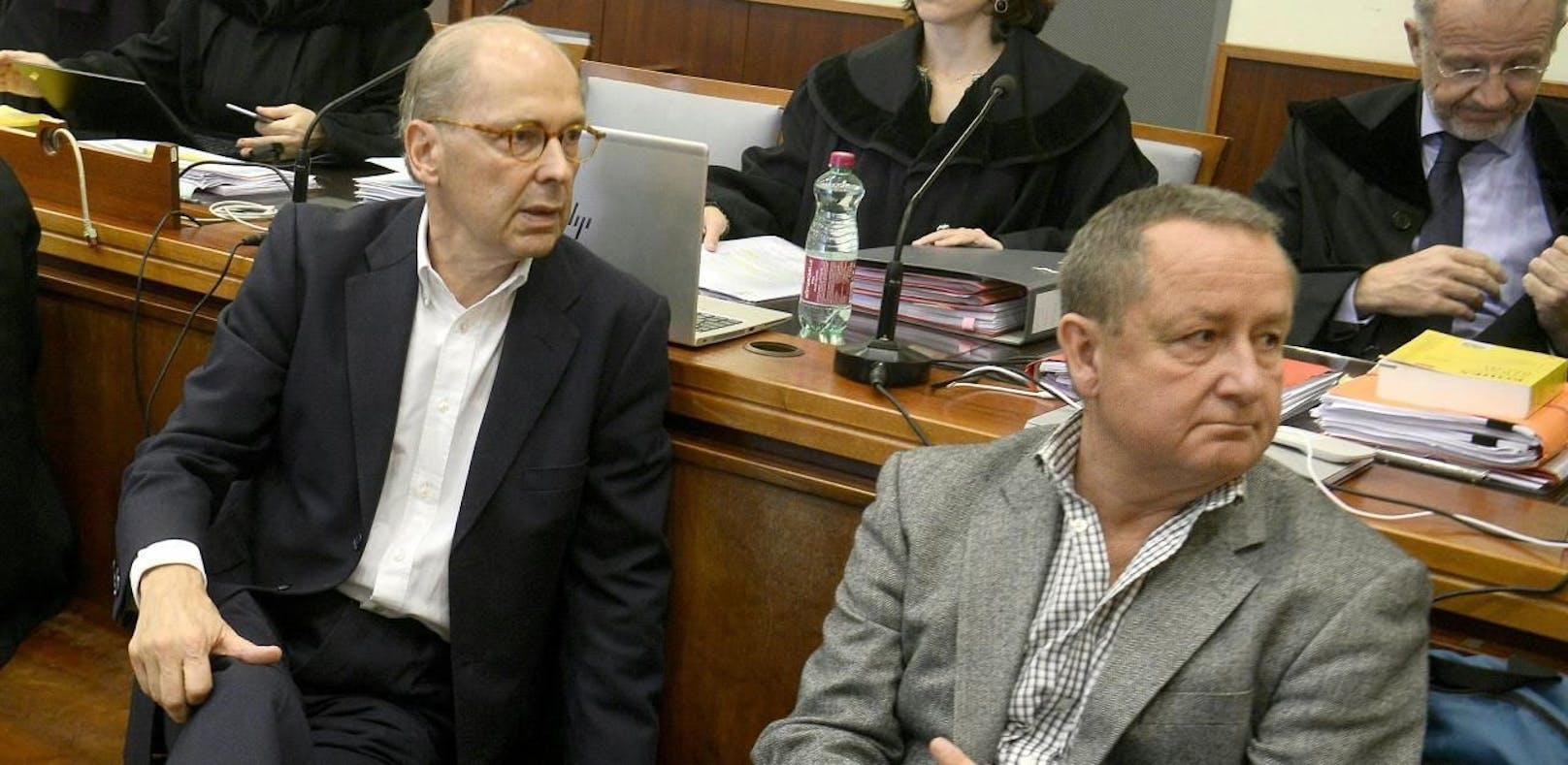 Die früheren Bawag-Manager Christian Büttner (l.) und Peter Nakowitz vor Verhandlungsbeginn am Landesgericht Wiener Neustadt am Dienstag.