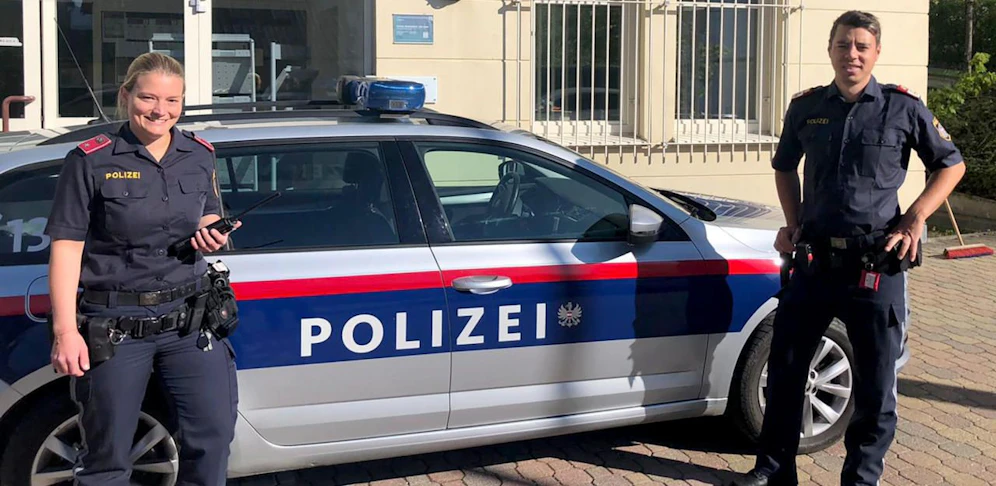 Miriam Rehn und Jakob Raffelsberger von der PI Gmunden retteten einer 75-Jährigen am Dienstag das Leben. 