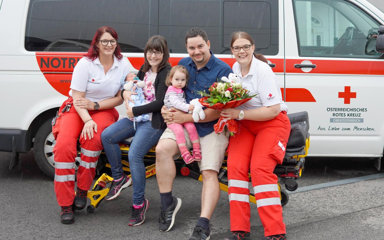 Heute.at - Sanitäterinnen retten Baby bei Hausgeburt Leben