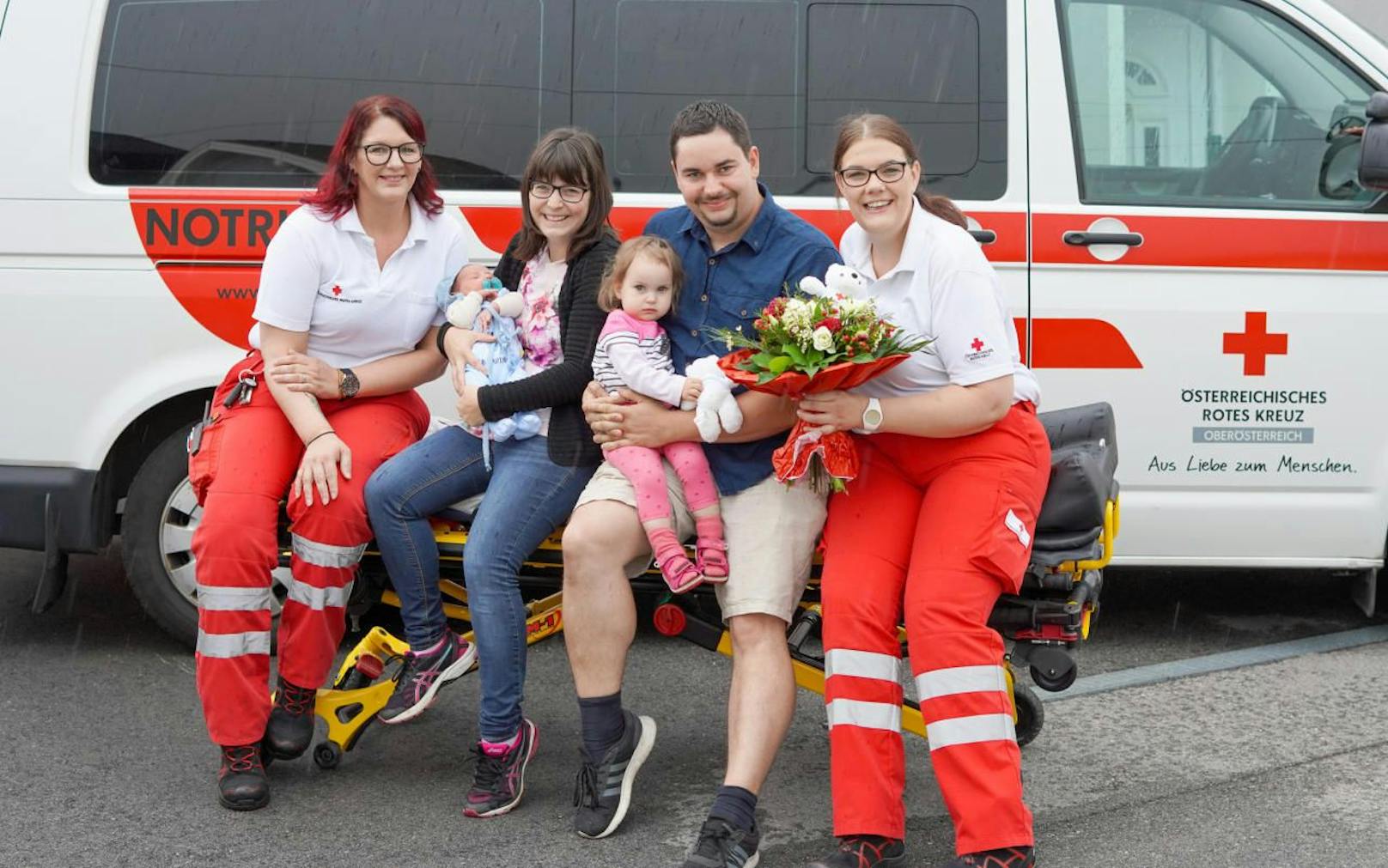V.l.: Rot-Kreuz-Sanitäterin Claudia Engertsberger, Patrick, Sabine, Selina und Andreas Ittensammer-Prinz sowie Anita Pihringer (Rotes Kreuz). 