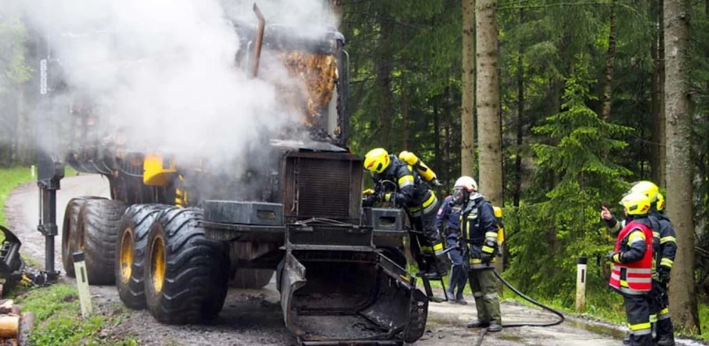 Die Feuerwehr beim Löschen.