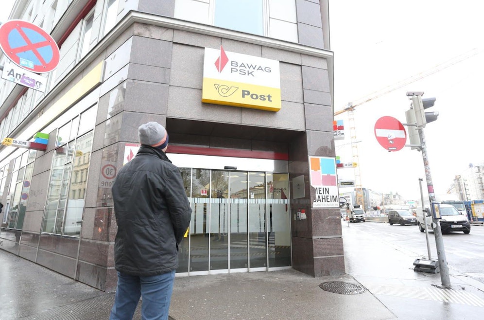 18 Tage auf Überweisung gewartet: Bankkunde Peter P. (36) vor der BAWAG-Filiale in der Pilgramgasse (Margareten).