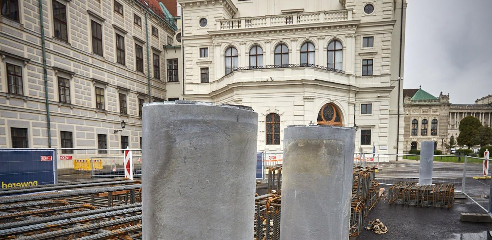 Statt der Mauer stehen nun fixe Poller vor der Präsidentschaftskanzlei und dem Bundeskanzleramt in Wien. 