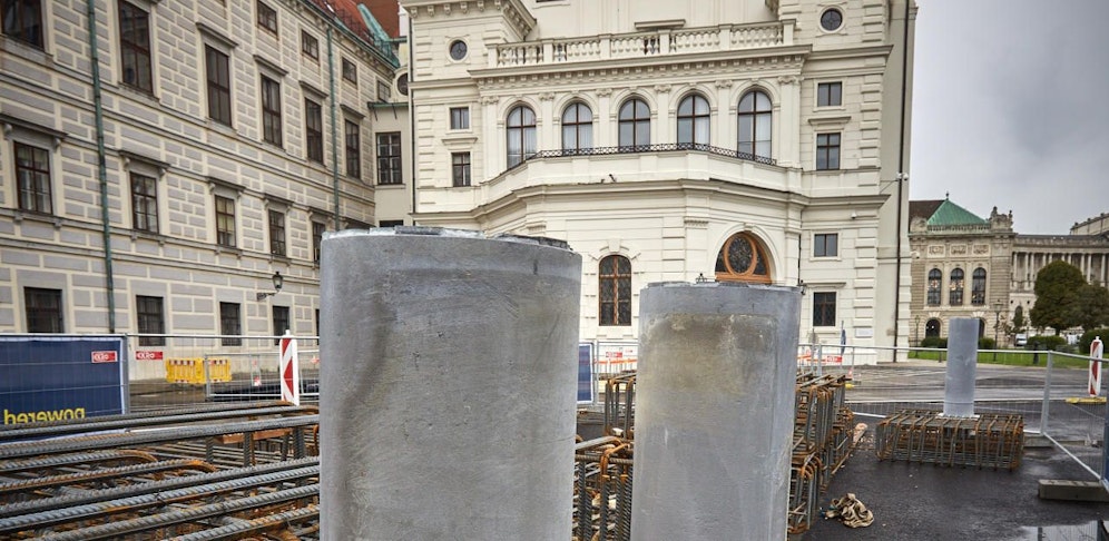 Statt der Mauer stehen nun fixe Poller vor der Präsidentschaftskanzlei und dem Bundeskanzleramt in Wien. 