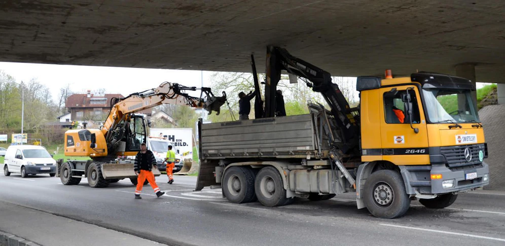 Der Lkw blieb an der Brücke an der B148 hängen.