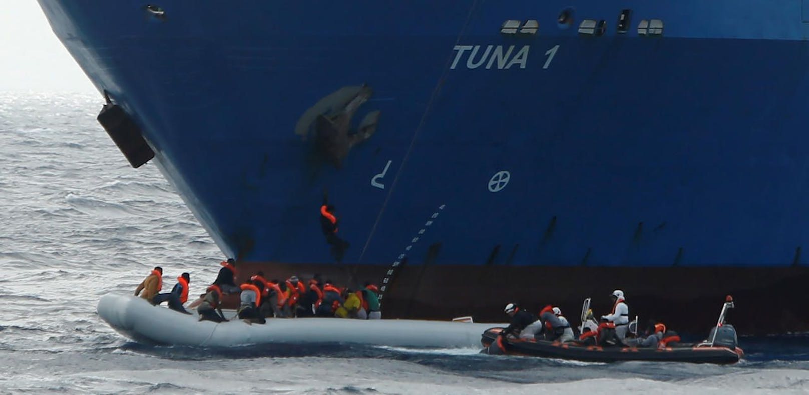 Ein NGO-Schiff rettet Flüchtlinge aus einem Schlauchboot im Mittelmeer.