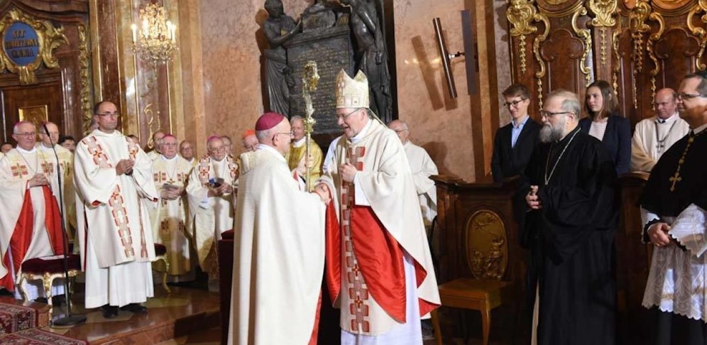 Bischof Klaus Küng übergibt den Hirtenstab an Bischof Alois Schwarz.