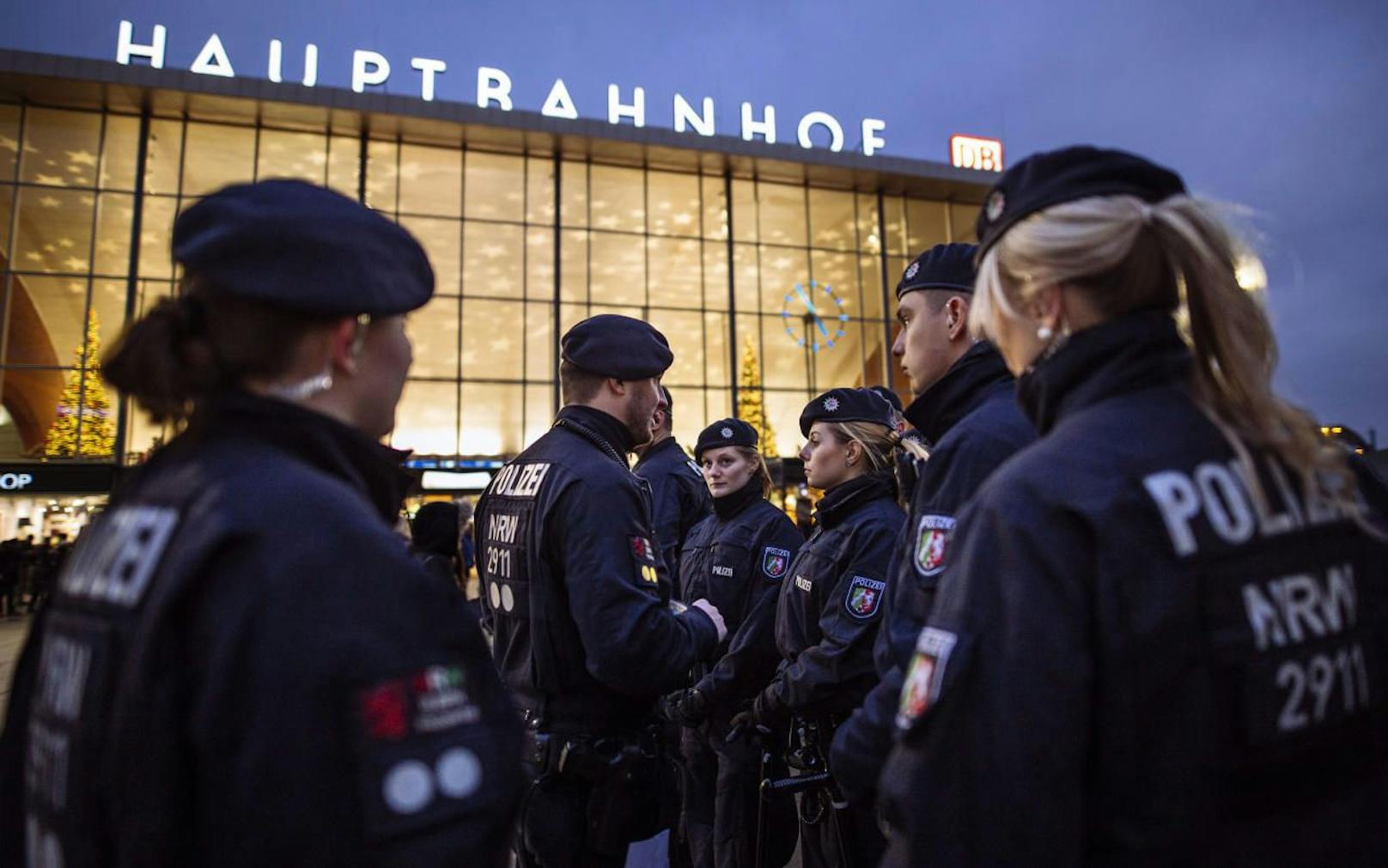 Polizisten am Kölner Bahnhofsvorplatz. Archivbild, 30.12.2016
