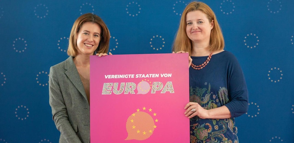 Neos-Spitzenkandidatin Claudia Gamon (li,) und Listenzweite Karin Feldinger