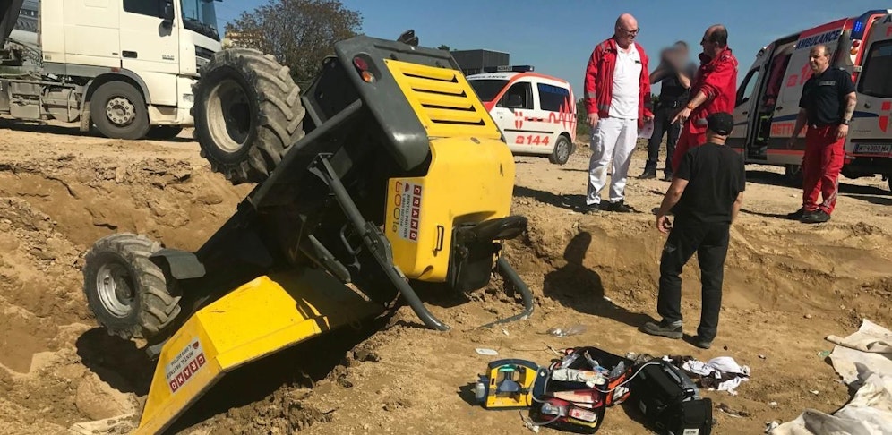 Bagger stürzte zwei Meter tief ab, der Lenker wurde schwer verletzt. 