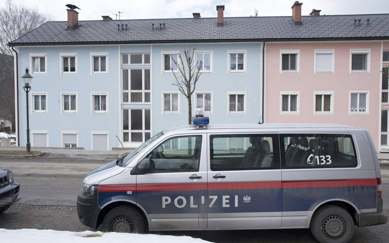 Ein 68-jähriger Mann aus dem obersteirischen Wallfahrtsort Mariazell (Bezirk Bruck-Mürzzuschlag) soll seine 66-jährige Ehefrau ermordet haben. Der Verdächtige hatte sich widerstandlos in der Wohnung in einem Mehrparteienhaus im Ortszentrum festnehmen lassen.