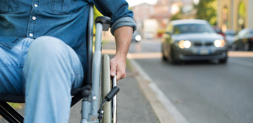 Im Bezirk Braunau wurde ein Rollstuhlfahrer bewusstlos gefahren (Symbolfoto).
