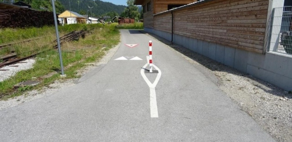 Biker übersah diesen Absperrpflock und kam schwer zu Sturz.