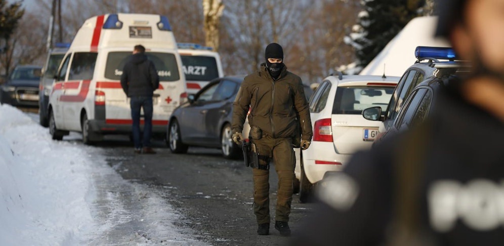 Spezialeinheiten der Polizei fanden die Leiche des Täters: Er hatte sich erhängt.