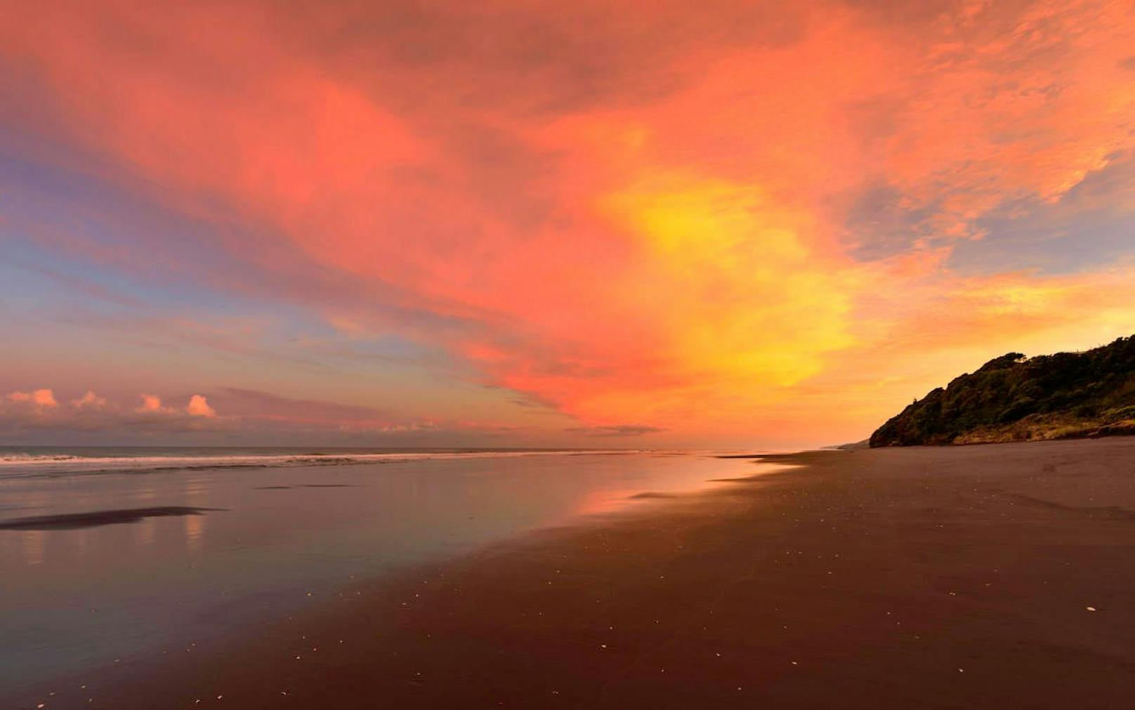 Ein Sonnenaufgang am Strand von Mokau, direkt südlich des Awakino-Rivers an dem Reipen sein Anwesen hat