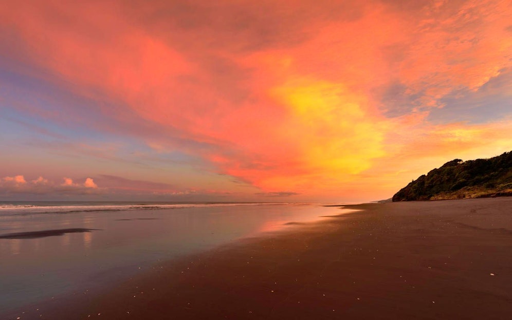 Ein Sonnenaufgang am Strand von Mokau, direkt südlich des Awakino-Rivers an dem Reipen sein Anwesen hat
