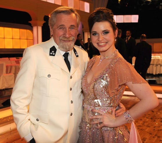 Peter Rapp lüftet Geheimnis um seine Uniform! - Szene | heute.at