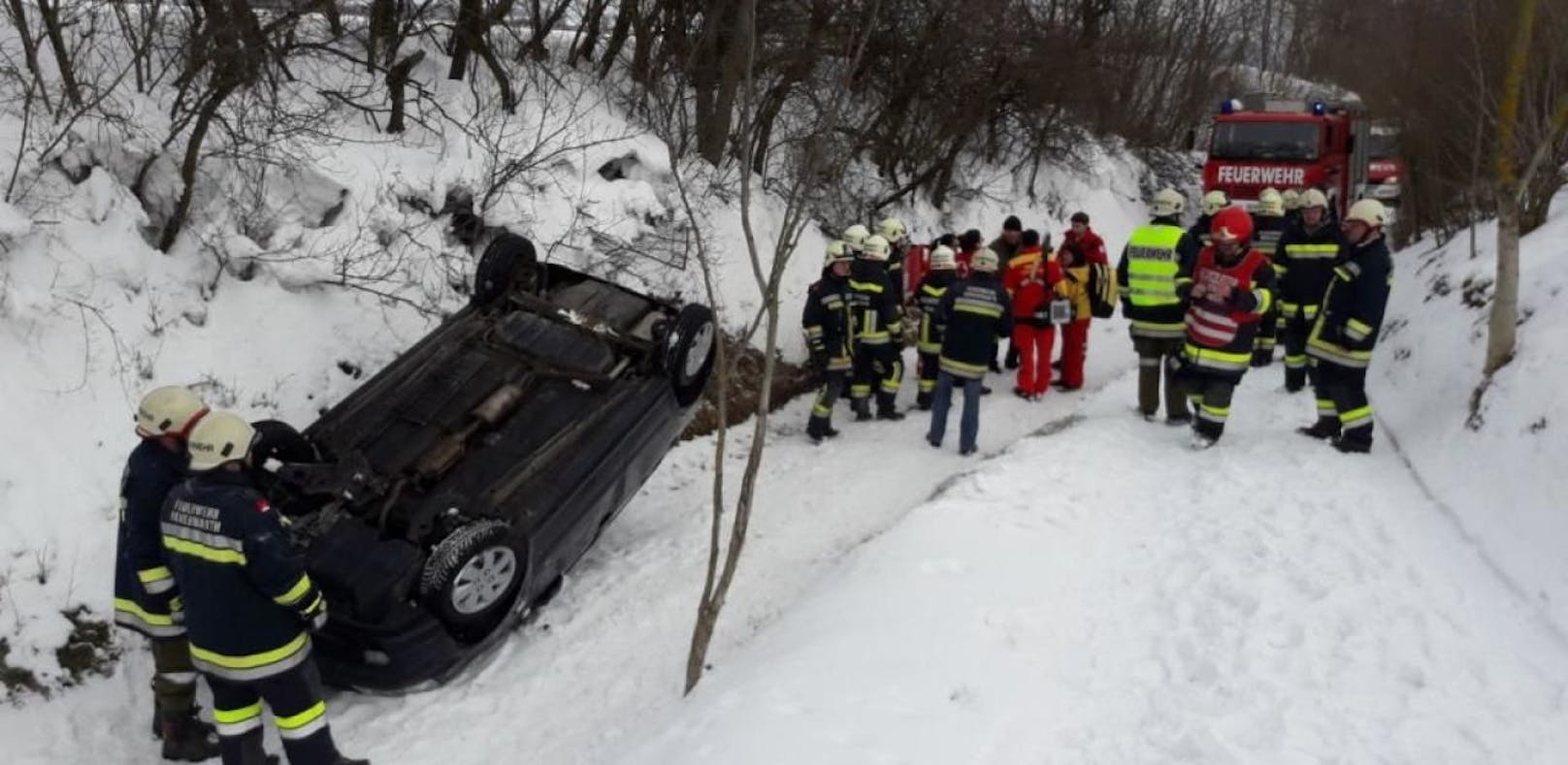 Schnee-Unfall: Auto überschlägt sich in Graben
