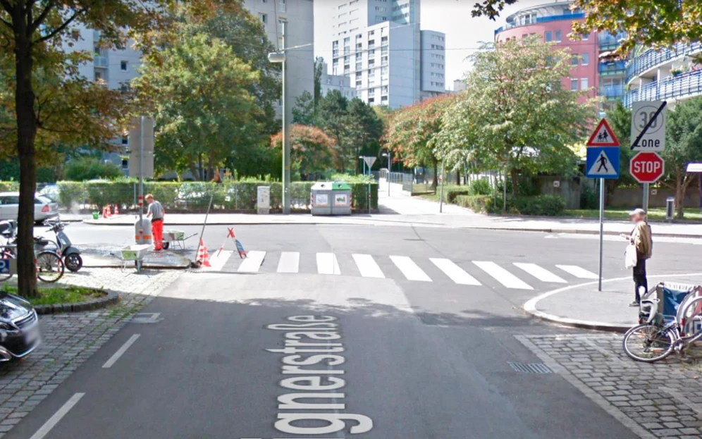 Fahrzeuge müssen beim Abbiegen von der Aignerstraße auf die Leystraße wegen eines "Stop"-Zeichens (rechts) kurz anhalten.
